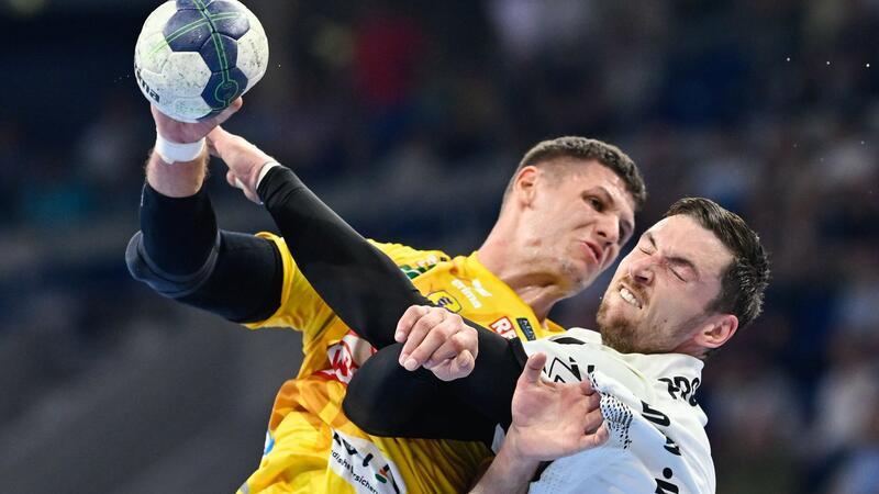Rhein-Neckar Löwen schlagen den THW Kiel Sebastian Heymann (Rhein-Neckar Löwen, l) im Duell mit Hendrik Pekeler (THW Kiel)