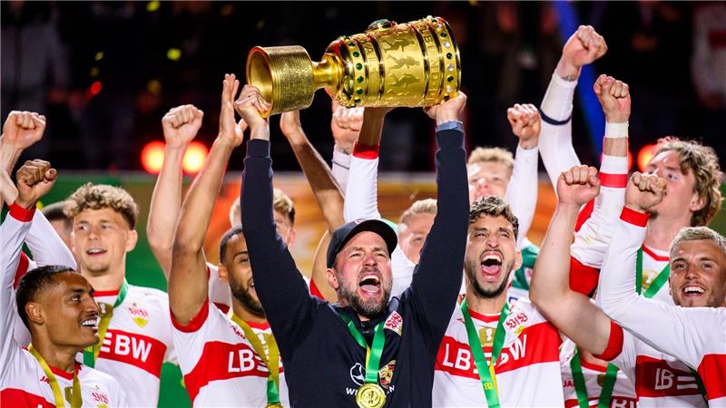 Kompany kontra Hoeneß: Zwei Bessermacher im „Pott“-Duell Sebastian Hoeneß jubelt mit dem DFB-Pokal in Berlin nach dem Finale 2025. (Archivbild)
