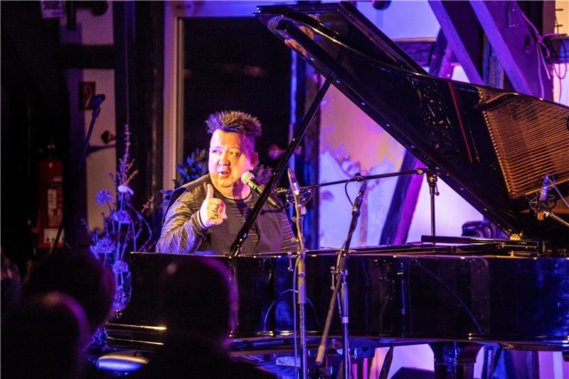 Immaterielles Kulturerbe Steigerlied: Singt uns die Harz-Hymne Sebastian Krumbiegel von der Band „Die Prinzen“ ist im Februar 2020 mit einer ganz eigenen Version des Steigerlieds am Start: Hinter den Kulissen des Steinway-Konzerts in Wolfshagen singt er für die GZ-Aktion. Archivfoto: Epping