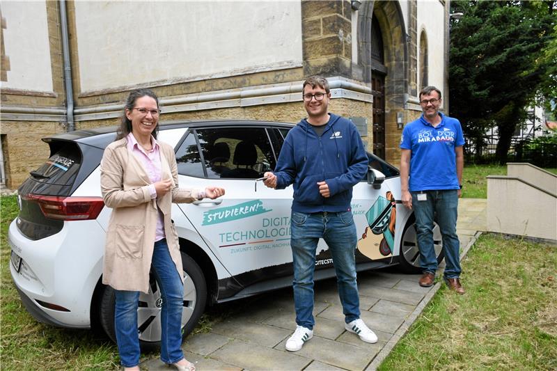 Sebastian Lawrenz (Mitte) kommt aus Hildesheim und hat an der TU Clausthal bei Prof. Andreas Rausch (re.) Automatisierungstechnik studiert. Er wird zum 1. September Geschäftsführer des Digit; Diana Hoffmeister ist zur Stadt gewechselt.  Foto: Kempfer
