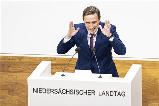 Sebastian Lechner (CDU), Fraktionsvorsitzender seiner Partei im niedersächsischen Landtag, spricht im Plenarsaal. Foto: Moritz Frankenberg/dpa