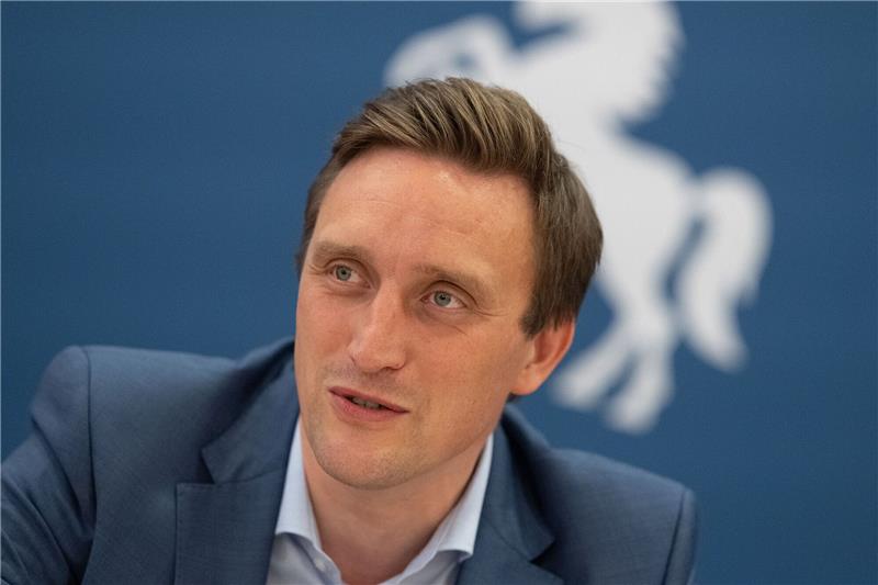 Sebastian Lechner, Fraktionsvorsitzender der CDU im Landtag von Niedersachsen, gibt ein Interview.