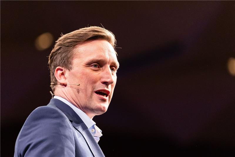 Wahlalter: Lechner gegen zeitnahe Verfassungsänderung Sebastian Lechner, Generalsekretär der CDU Niedersachsen, spricht zu Publikum.