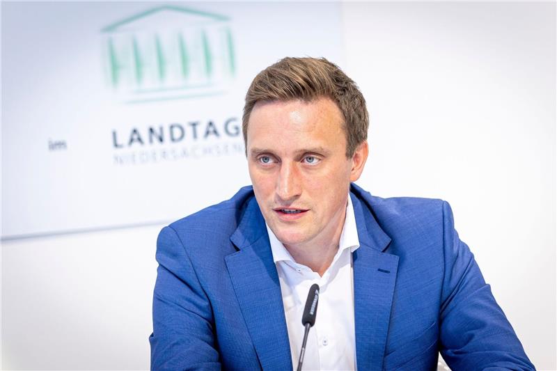 CDU-Generalsekretär Lechner will Fraktionsvorsitz übernehmen Sebastian Lechner, Generalsekretär der CDU Niedersachsen, gibt ein Statement.