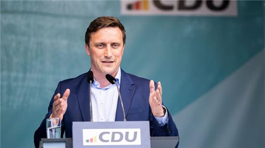 Sebastian Lechner, Landesvorsitzender der CDU Niedersachsen, spricht bei einem Wahlkampfauftritt der CDU zur Europawahl.