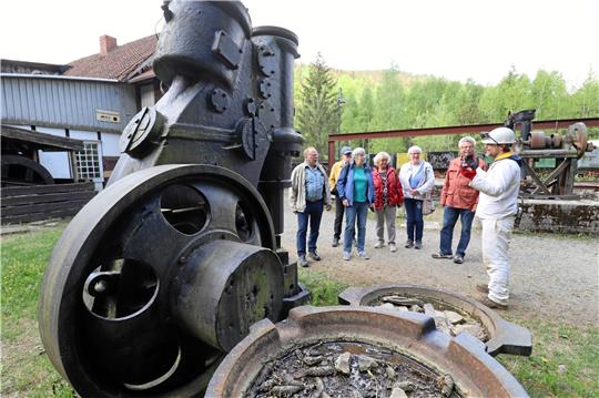 Sebastian Schuh (r.) ist einer der neuen Mitarbeiter im Bergbaumuseum Lautenthals Glück. Vor der Einfahrt in den Berg erklärt er Gästen einige Exponate. Foto: Kühlewind
