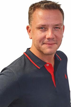 GZ-Redakteur Sebastian Sowa steht vor einem weißen Hintergrund.