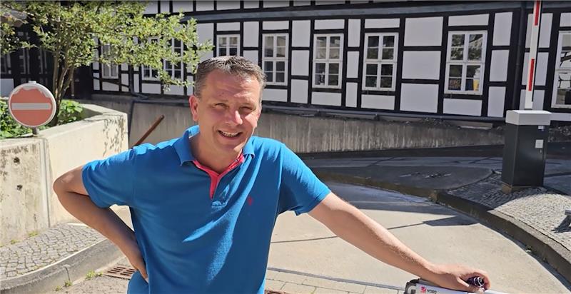 Sebastian Sowa von der Goslarschen Zeitung dreht eine erste Runde um das Altstadtfest. Foto: Screenshot