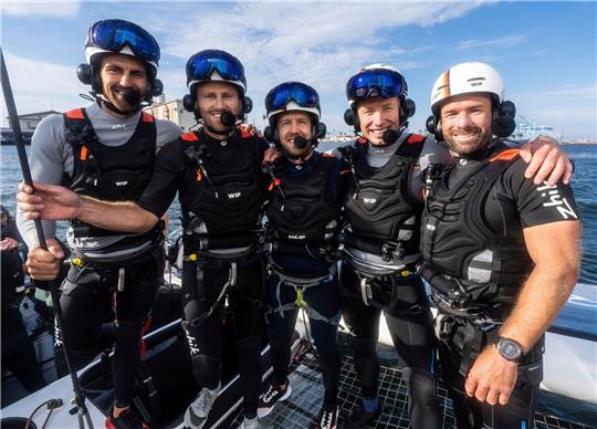 Sebastian Vettel (M) ist vierfacher Formel-1-Weltmeister und Besitzer des Germany SailGP Teams.