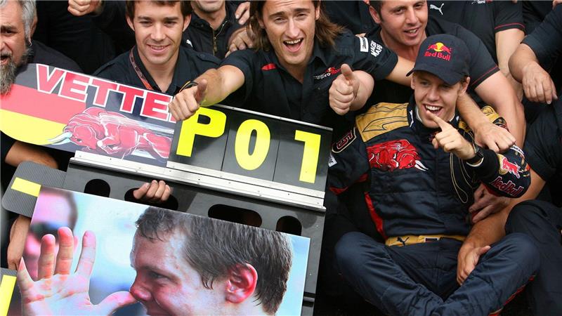 Sebastian Vettel (r) war 2008 jüngster Pole-Mann - und gewann dann auch das Rennen. (Archivbild)