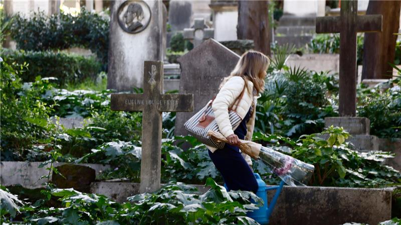 Sechs Beschäftigte des Mailänder Bestattungsamtes sollen Schmuck von Leichen entwendet haben. (Archivbild)