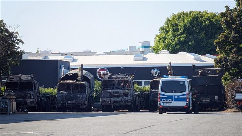 Sechs Bundeswehr-Fahrzeuge sind am Samstagabend in Erfurt in Brand geraten. Die Kriminalpolizei ermittelt wegen Brandstiftung. 