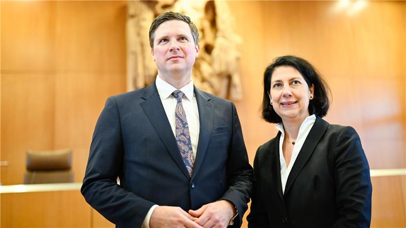 Bundesverfassungsgericht: Soli darf bleiben - noch Sechs FDP-Politiker hatten gegen die Abgabe geklagt.