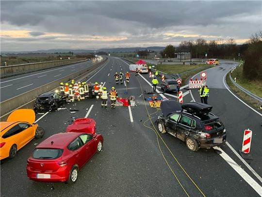 Sechs Fahrzeuge, fünf Verletzte - die Bilanz des Massen-Crashs auf der A7. Foto: Freiwillige Feuerwehr Rhüden
