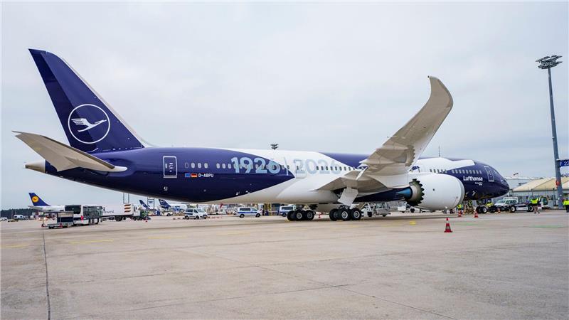 Sechs Flugzeuge will die Lufthansa mit einer Sonderlackierung versehen, die das Kranich-Symbol mit der 100 und den Jahreszahlen 1926 und 2026 verbindet.