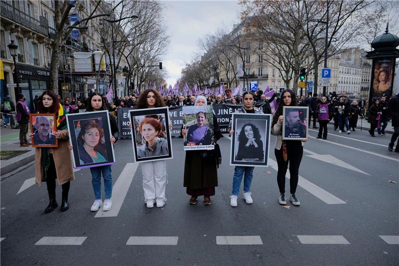 Tödliche Schüsse in Paris: Ermittlungsverfahren eingeleitet Sechs Frauen ahteln die Bilder von sechs getöteten Kurden: Drei Getötete starben Ende Dezember, die anderen drei vor rund 10 Jahren in Paris.