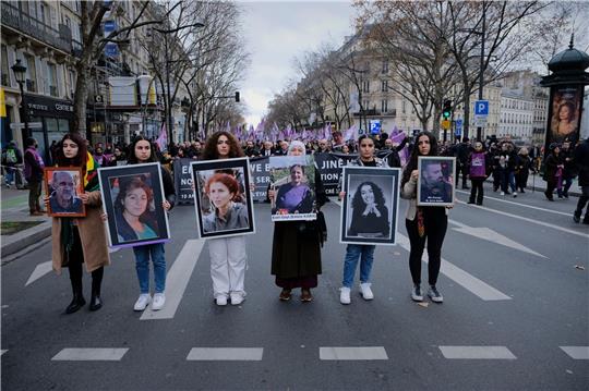 Sechs Frauen ahteln die Bilder von sechs getöteten Kurden: Drei Getötete starben Ende Dezember, die anderen drei vor rund 10 Jahren in Paris.