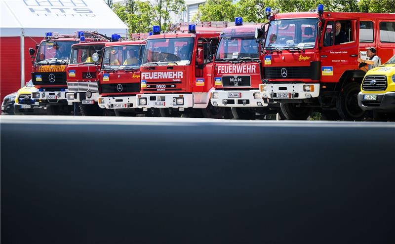 Sechs Löschfahrzeugen für den Einsatz in der Ukraine stehen auf der Messe Interschutz.