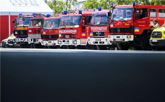 Sechs Löschfahrzeugen für den Einsatz in der Ukraine stehen auf der Messe Interschutz.
