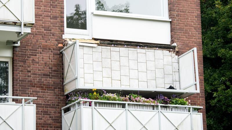 Platte bricht: Sechs Menschen stürzen in Hamburg von Balkon Sechs Menschen wurden verletzt, einer davon lebensgefährlich (Foto aktuell).