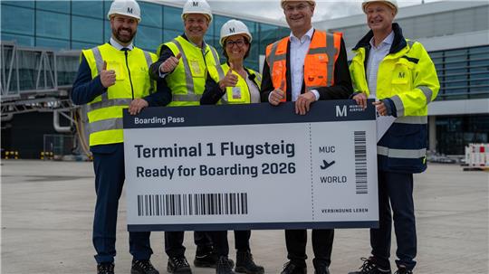 Sechs Millionen Passagiere im Jahr entsprechen etwa den Fluggastzahlen des Flughafens Hannover, wie Finanzminister Albert Füracker (in orange) sagt 