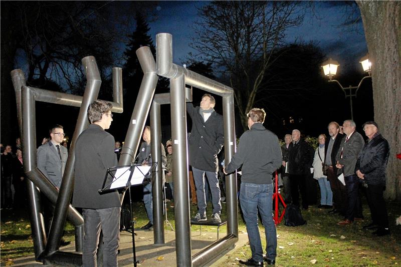 Sechs Musiker stellen das Schalom-Denkmal in den Mittelpunkt einer Klanginszenierung und schlagen eine Brücke zur bedrückenden Vergangenheit der Kurstadt.