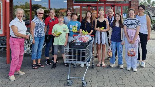 Sechs Schüler der siebten Klasse, der Besuch des Inner Wheel Clubs Goslar, Susanne Pförtner und Dr. Stephanie Roggenbuck freuen sich über das erfolgreiche Projekt.