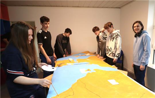 Sechs Schülerinnen und Schüler der Marie-Juchacz-Schule gestalten ihr Boot (v.li.): Melissa Götze, Anton Kühne, Fabian Schott, John Brandt, Finn Bressel-Schmitt und Andrzej Stille. Fotos: Neddermeier