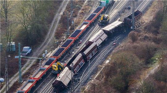 Sechs Waggons sind verunfallt.