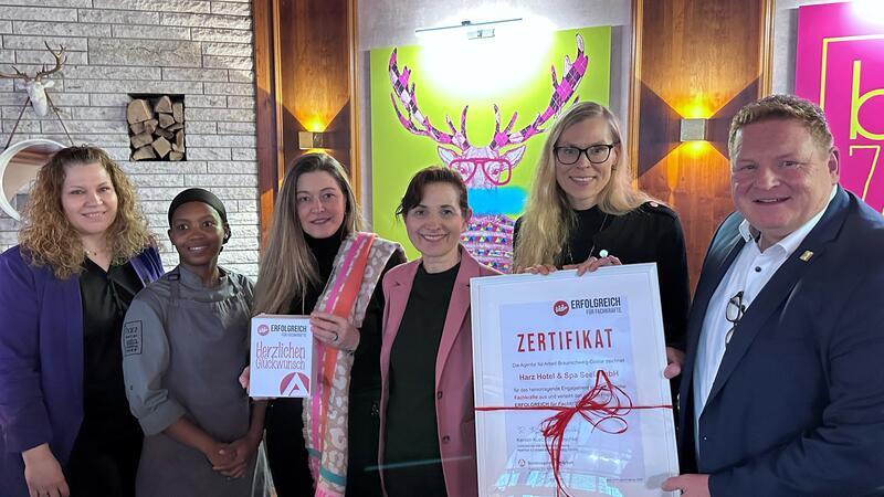 Wie es das Harzburger Hotel Seela schafft, Fachkräfte zu bekommen Seela-Chef Tom Rösgen, (v.l.) seine Stellvertreterin Sandra Kirmse, Köchin Maxi Masondo und Personalchefin Katja Rösgen bekommen von Kerstin Kuechler-Kakoschke und Linda-Nadine Ahlburg den „Erfolgreich-Preis“ in der Kategorie Fachkräfte.