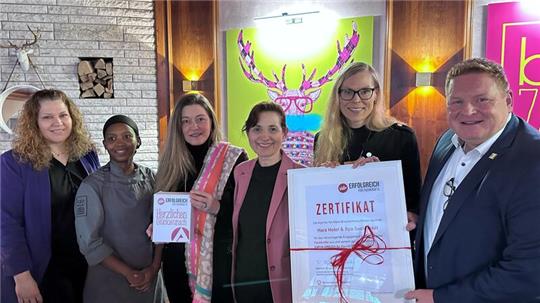 Seela-Chef Tom Rösgen, (v.l.) seine Stellvertreterin Sandra Kirmse, Köchin Maxi Masondo und Personalchefin Katja Rösgen bekommen von Kerstin Kuechler-Kakoschke und Linda-Nadine Ahlburg den „Erfolgreich-Preis“ in der Kategorie Fachkräfte.