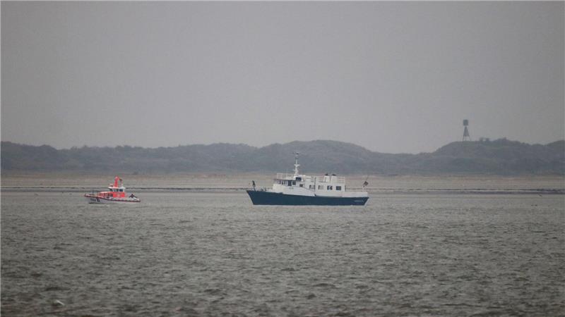 Seenotretter haben Passagiere eines festgefahrenen Beerdigungsschiffes vor Juist geborgen und auf das Festland gebracht. 