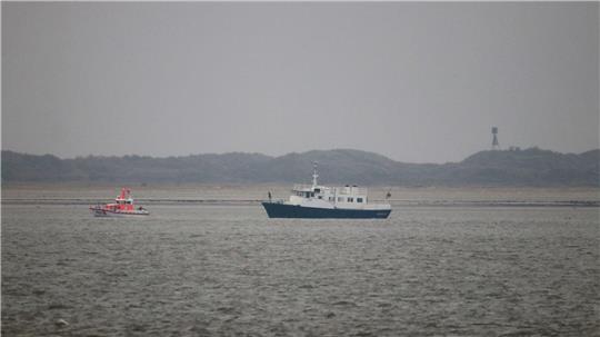 Seenotretter haben Passagiere eines festgefahrenen Beerdigungsschiffes vor Juist geborgen und auf das Festland gebracht. 