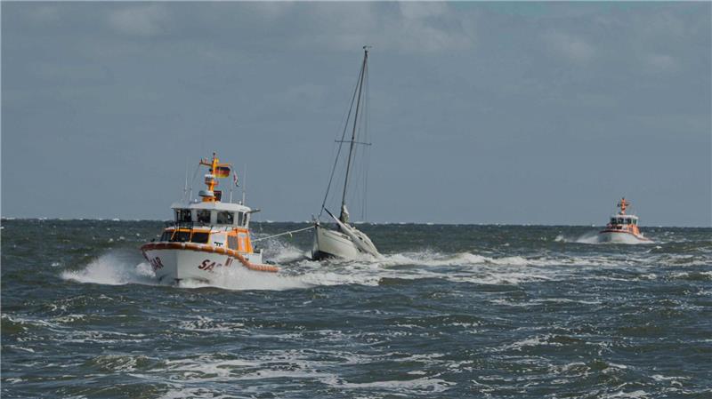 Seenotretter bergen Vater und Sohn vor Baltrum aus Notlage Seenotretter im Einsatz auf der Nordsee – vor Baltrum brachten sie zwei Segler in Sicherheit.