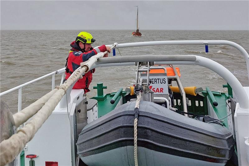 Seenotretter helfen sechs Menschen vor Küste und auf Elbe Seenotrettungskreuzer «Eugen» der Deutschen Gesellschaft zur Rettung Schiffbrüchiger (DGzRS) ist im Einsatz zu einem havarierten Plattbodenschiff vor der Nordsee-Insel Norderney.