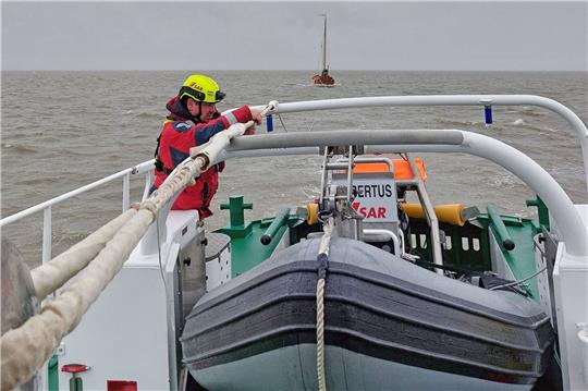 Seenotrettungskreuzer «Eugen» der Deutschen Gesellschaft zur Rettung Schiffbrüchiger (DGzRS) ist im Einsatz zu einem havarierten Plattbodenschiff vor der Nordsee-Insel Norderney.