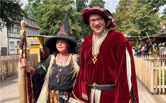 Seesen Bürgermeister Erik Homann zeigt sich zu bestimmten Anlässen, wie hier beim beliebten Sehusafest, auch gerne mal in edlem Zwirn. Foto: Privat
