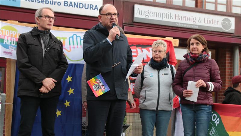 Das Foto zeigt im Vordergrund Seesens Bürgermeister Erik Homann, der bei einer Protestveranstaltung vorm Jacobson-Haus spricht.
