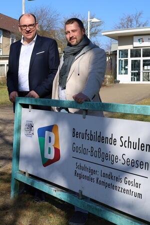 Berufsschule Seesen: Die Standort-Karten werden neu gemischt Seesens Bürgermeister Erik Homann (CDU) hat zuletzt wie berichtet mit dem potenziellen Investor Oliver Göcke für den BBS-Standort in der Sehusa-Stadt geworben.