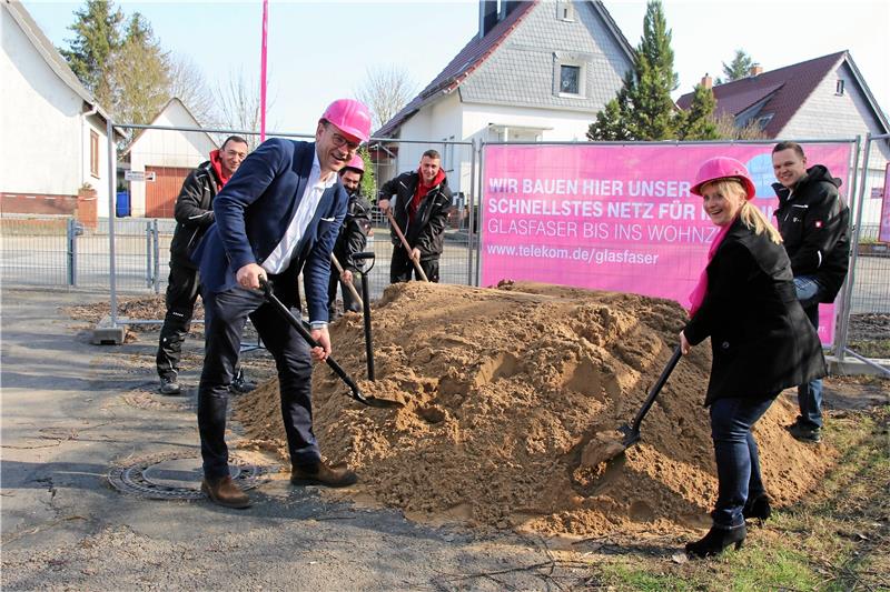 Seesen: Schnelles Internet im Wohnzimmer Seesens Bürgermeister Erik Homann, Telekom-Infrastruktur-Managerin Sabine Köhler und Projektleiter Sebastian Prost vollziehen mit Bauarbeitern den ersten Spatenstich zum Glasfaserausbau. Fotos: Leifeld