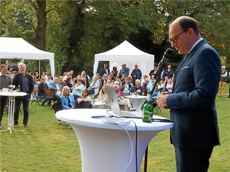 Seesens Bürgermeister Erik Homann begrüßt mehr als 300 Gäste zur Sommerbegegnung im Park hinter dem Amtsgericht und vor dem Max-und-Moritz-Teich. Foto: Borchers