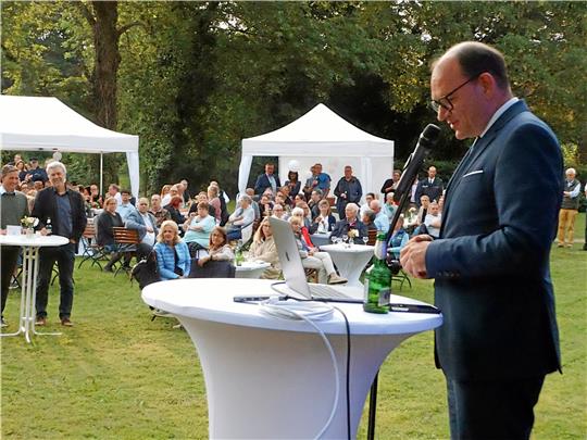 Seesens Bürgermeister Erik Homann begrüßt mehr als 300 Gäste zur Sommerbegegnung im Park hinter dem Amtsgericht und vor dem Max-und-Moritz-Teich. Foto: Borchers