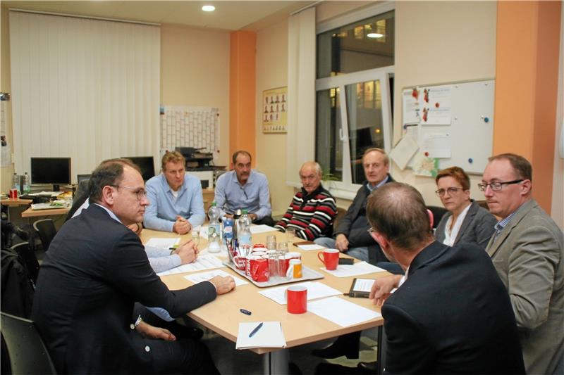 Seesens Bürgermeister Erik Homann (li.) sowie Mitglieder des Stadtrates unterhalten sich mit dem Betriebsrat der Asklepios-Schildautal-Klinik in Seesen und mit Jens Havemann von der Gewerkschaft Verdi (vorn). Betriebsratsvorsitzender Oliver Kmiec (2. v. li.) hatte zu dem Gespräch eingeladen. Später stieß die Klinik- Geschäftsführung dazu. Foto: Stade