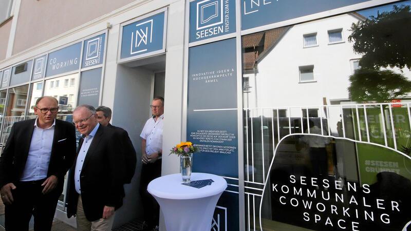 Ministerpräsident Weil taucht in die Seesener Gründerszene ein Seesens Bürgermeister Erik Homann (li.) versorgt Ministerpräsident Stephan Weil (2.v.li.) mit Infos zur Seesener NewKammer.