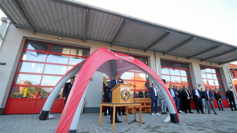 Moderne Fahrzeughalle für Rhüdens Freiwillige Feuerwehr Seesens Bürgermeister Erik Homann spricht zur Einweihung der neuen Feuerwehrfahrzeughalle, die vier Stellplätze bietet.