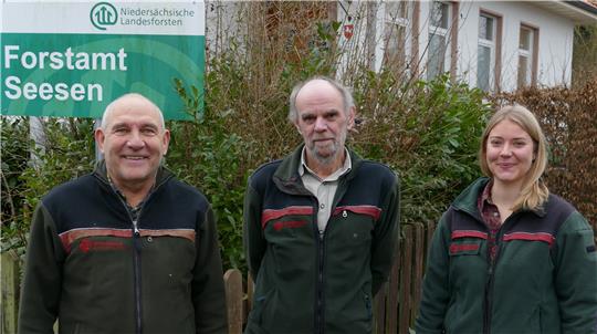 Seesens Forstamtsleiter Henning Geske (li.) verabschiedet Wilfried Henze in den Ruhestand und stellt Johanna Precht als seine Nachfolgerin im Revier vor. Foto: Privat