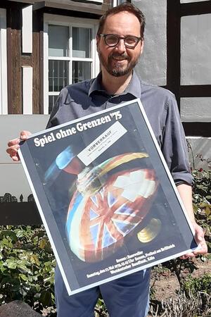 Seesens Museumsleiter Dirk Stroschein präsentiert das Plakat zur Spielshow im Jahr 1975.