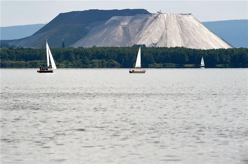 Segelboote kreuzen vor der Kulisse des mittlerweile stillgelegten Kali-Bergwerks Sigmundshall in Wunstorf.