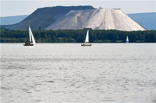 Segelboote kreuzen vor der Kulisse des mittlerweile stillgelegten Kali-Bergwerks Sigmundshall in Wunstorf.