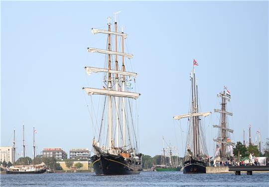 Segelschiffe laufen aus zu einer Regatta im Rahmen des 21. Wilhelmshaven Sailing-CUP.